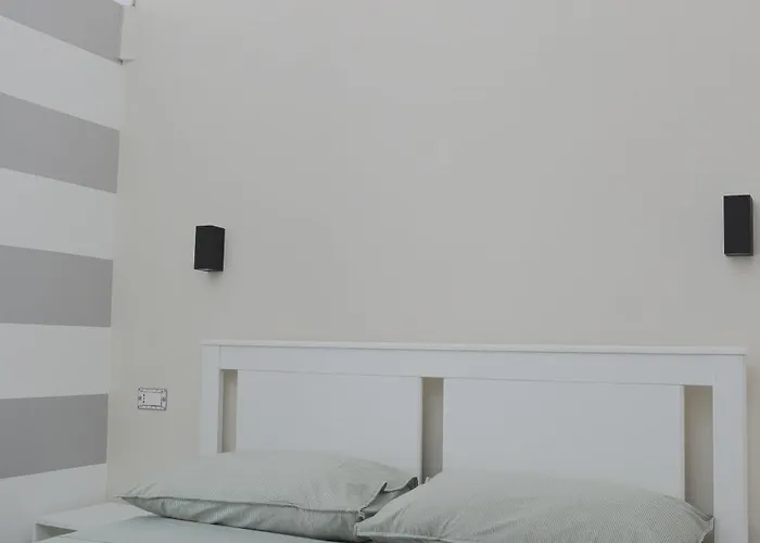 Renovated Apartment With Balcony In San Lorenzo - With Elevator